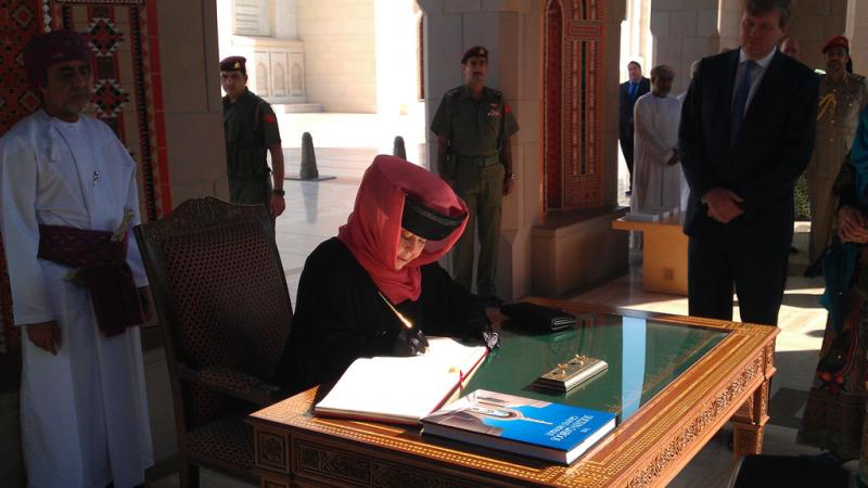 De koningin tekent het gastenboek in de grote moskee van Oman.