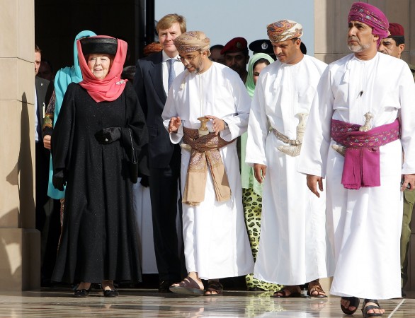 Koningin beatrix en prins Willem Alexander tijdens een bezoek aan een moskee in Muskaat de hoofdstad van Oman.