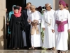 Koningin beatrix en prins Willem Alexander tijdens een bezoek aan een moskee in Muskaat de hoofdstad van Oman.